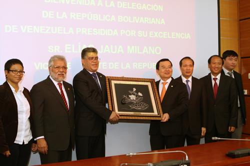 Phó Tổng thống Venezuela thăm Tập đoàn Dầu khí Việt Nam