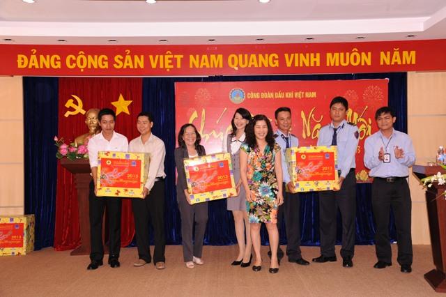 Công đoàn Dầu khí thăm và chúc Tết người lao động Dầu khí tại Đất Mũi