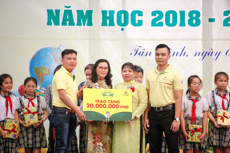 Đạm Cà Mau trao học bổng cho học sinh vùng sâu vùng xa đầu năm học mới