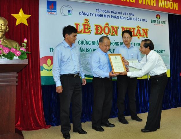 PVCFC đón nhận chứng chỉ ISO 9001:2008, ISO 14001:2004 và OHSAS 18001:2007