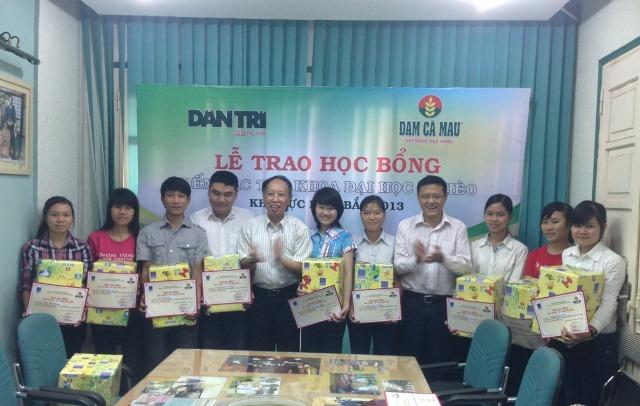 10 thủ khoa các trường Đại học may mắn nhận học bổng ‘Đạm Cà Mau - Hạt Ngọc Mùa Vàng’