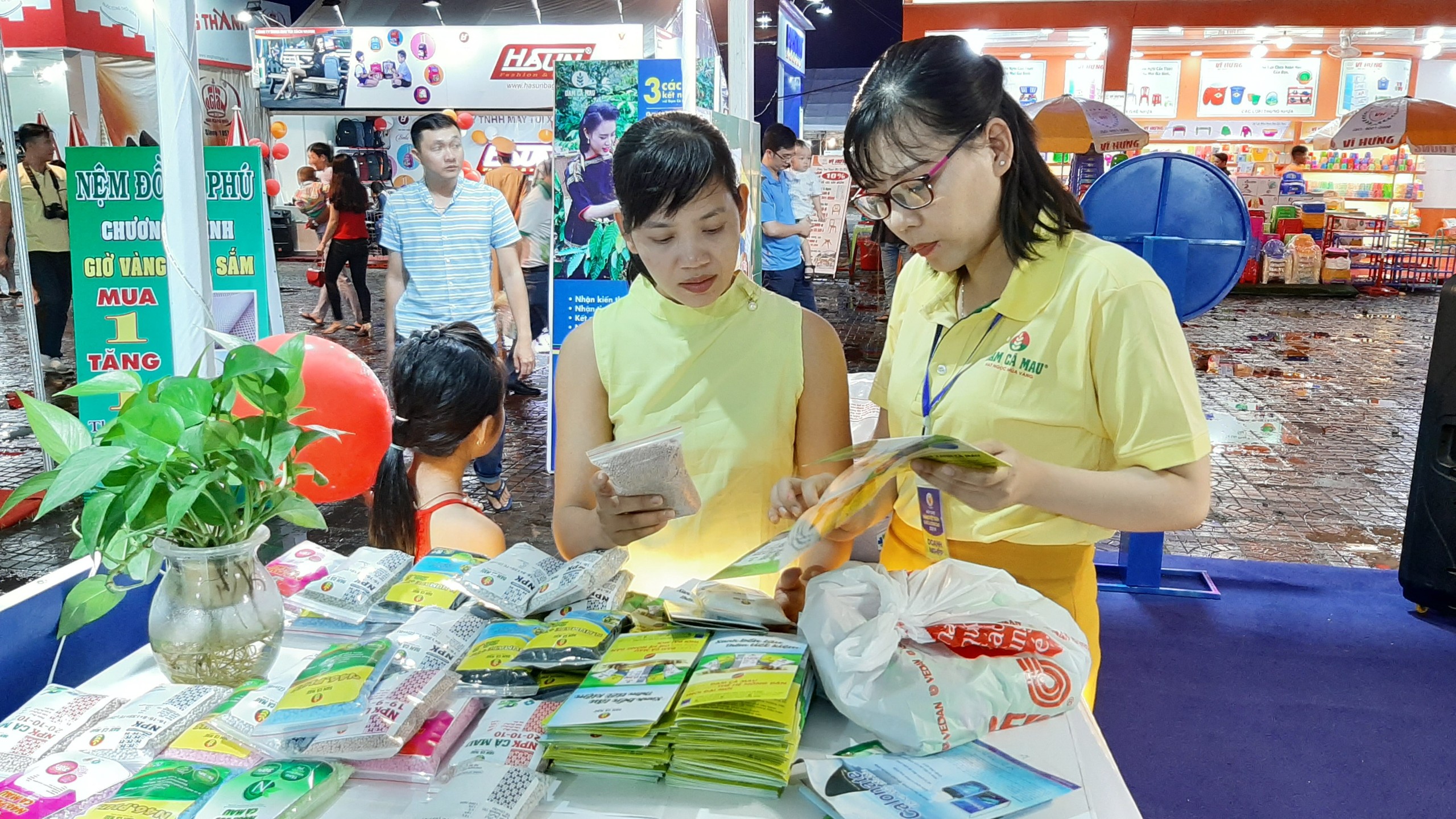 Hàng ngàn lượt khách đến tham quan gian hàng Đạm Cà Mau tại Hội chợ Hàng Việt Nam chất lượng cao năm 2019