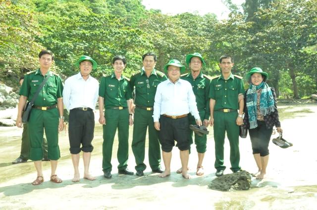 Đạm Cà Mau mang Tết sớm ra đảo