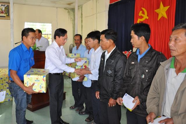 Giúp các gia đình chính sách và bà con nghèo xã Khánh An, huyện U Minh đón Tết sung túc hơn