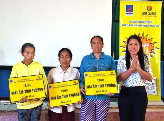 Đạm Cà Mau bàn giao nhà mái ấm tình thương cho phụ nữ nghèo tại tỉnh Tiền Giang và Long An
