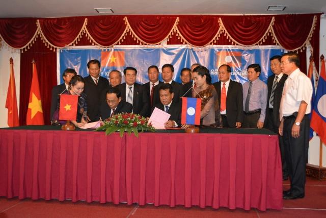PVCFC cùng với đoàn công tác của tỉnh sang thăm và làm việc tại Lào