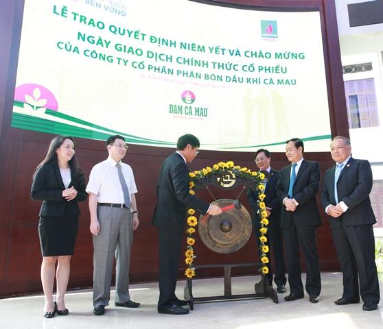 Lễ trao quyết định niêm yết và chào mừng ngày giao dịch chính thức cổ phiếu Đạm Cà Mau