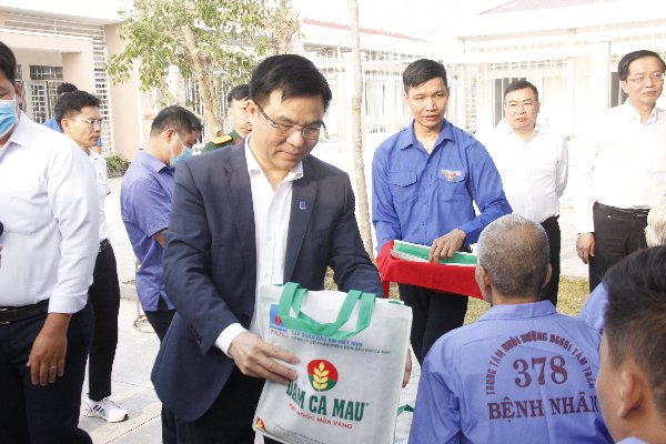 Tập Đoàn Dầu Khí Việt Nam Thăm Tặng Quà Cho Trung Tâm Nuôi Dưỡng Người Tâm Thần: Thêm Yêu Thương Bù Đắp Những Tổn Thương