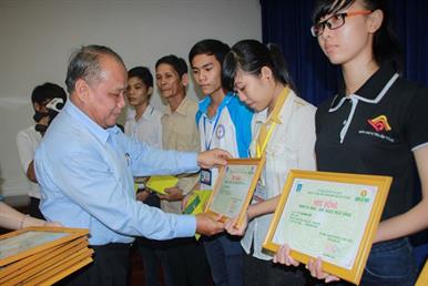 Chương trình Trao học bổng “Đạm Cà Mau - Hạt Ngọc Mùa Vàng” năm 2015