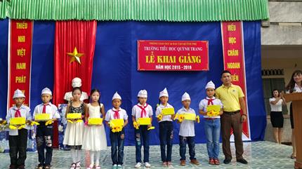 PVCFC tặng quà cho học sinh nghèo trường tiểu học Quỳnh Trang