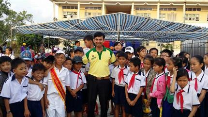 Mùa tựu trường 2015: Tuổi trẻ Đạm Cà Mau sẻ chia khó khăn với học sinh nghèo vùng sâu vùng xa