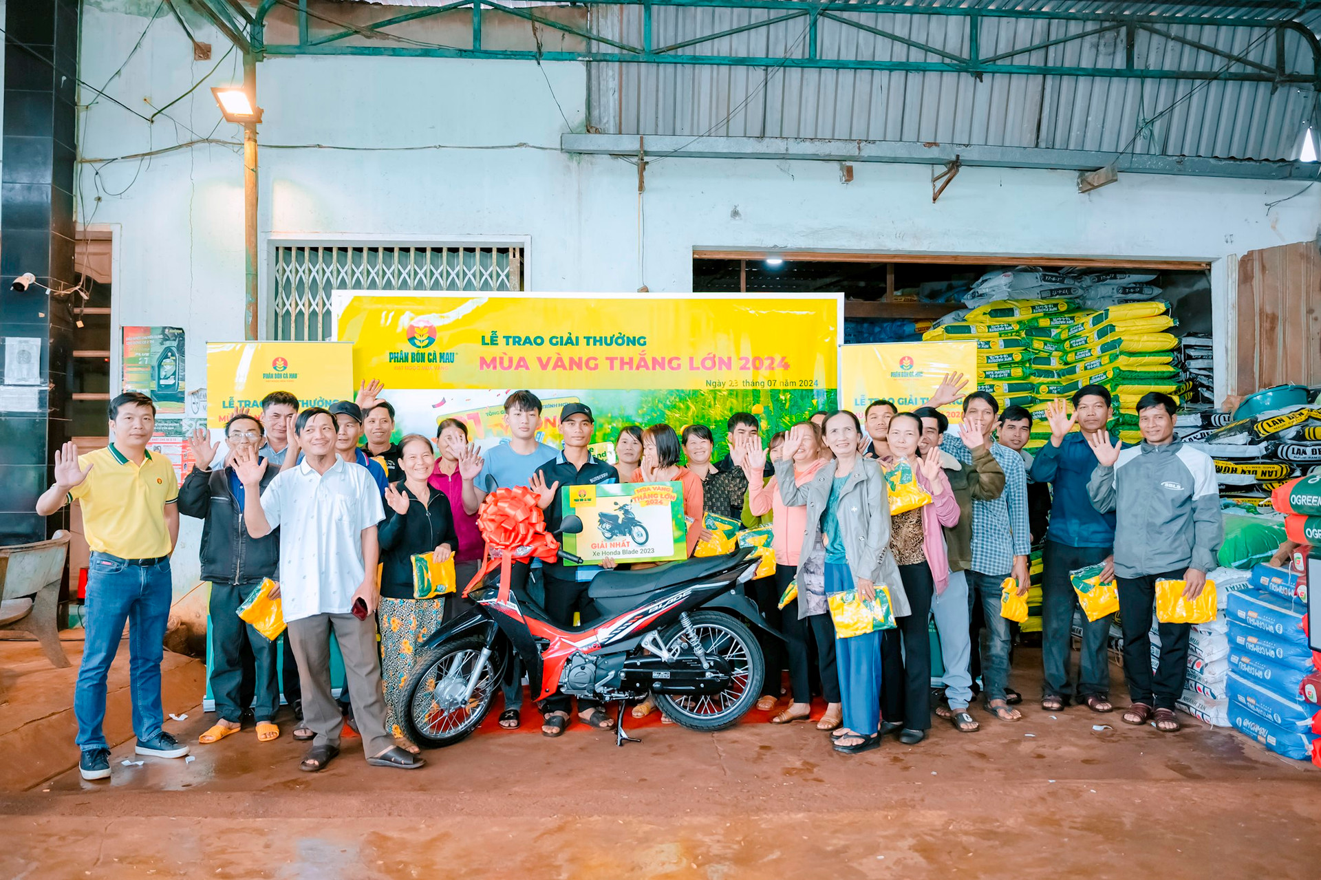 Phân Bón Cà Mau: Mang Xe Máy Về Nhà, Đón Mùa Vàng Khởi Sắc