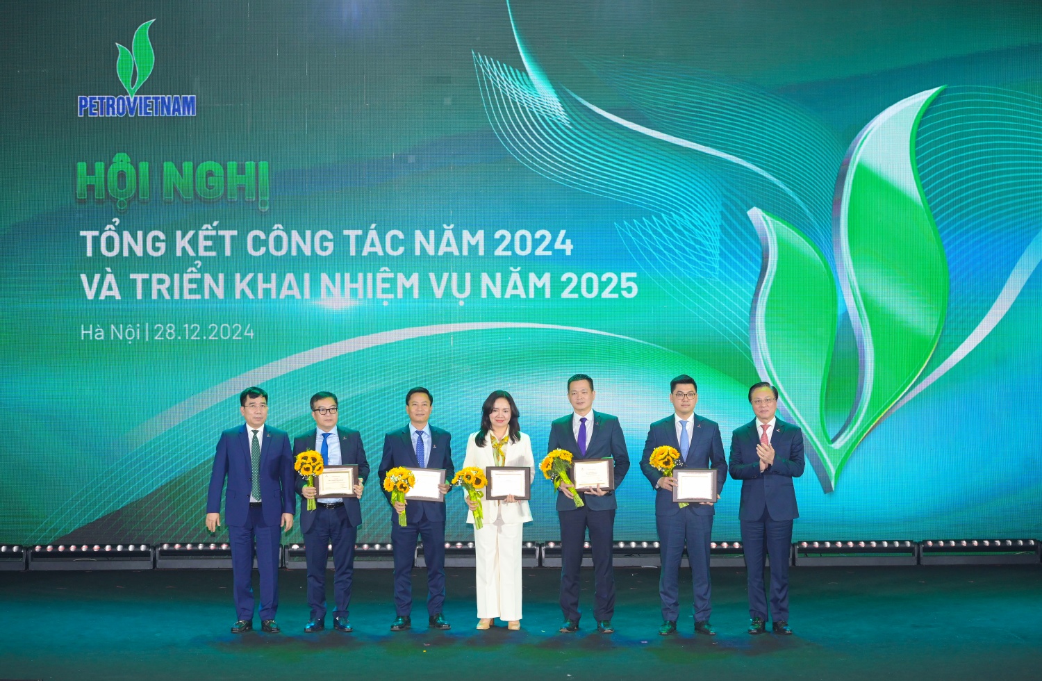 Vinh danh các tập thể xuất sắc đóng góp vào sự tăng trưởng và phát triển của Petrovietnam năm 2024
