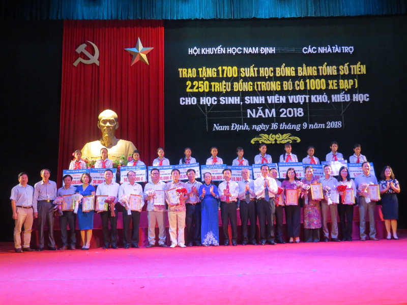 Đạm Cà Mau tài trợ 100 xe đạp khuyến học cho học sinh, sinh viên vượt khó, hiếu học tỉnh Nam Định