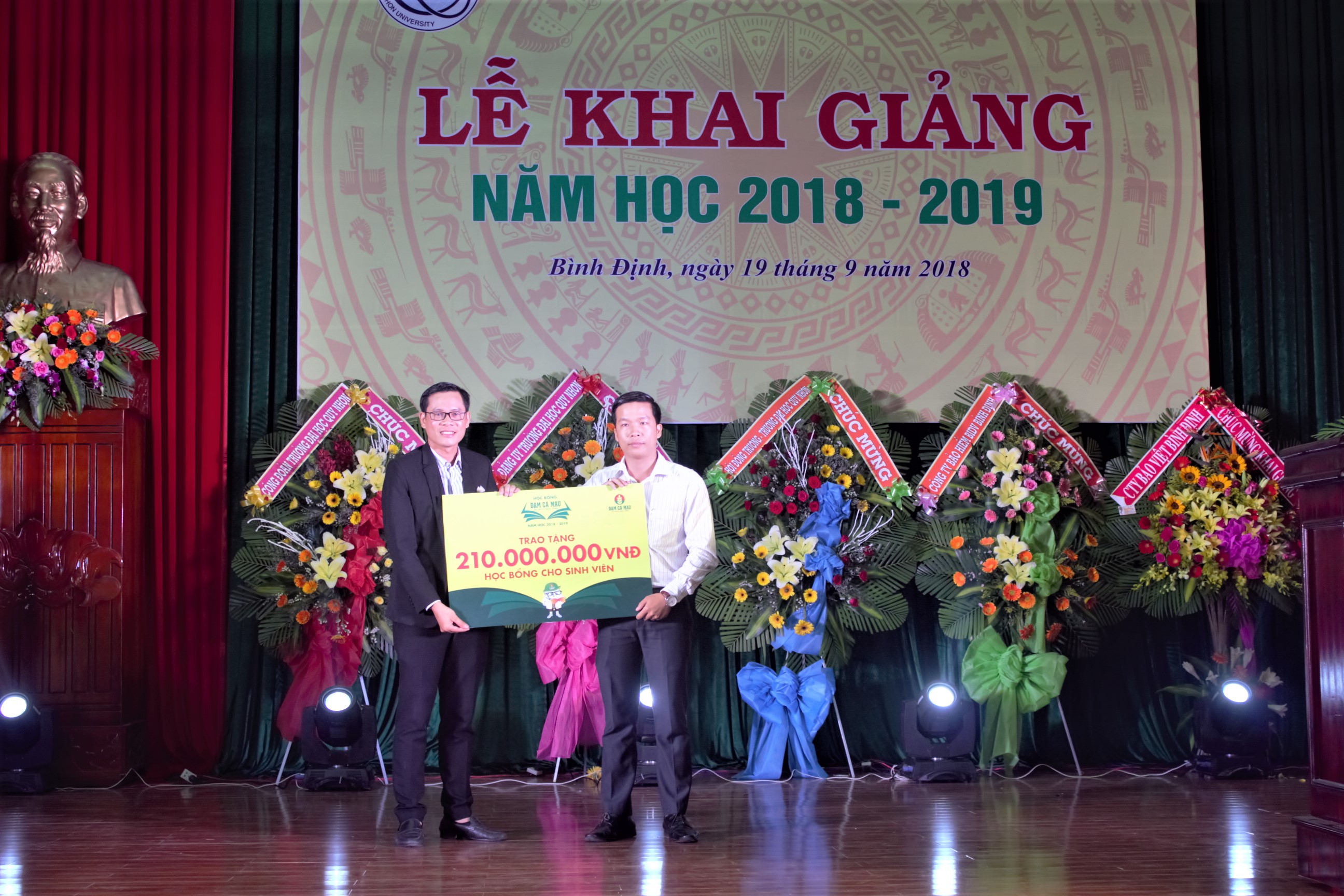 Đạm Cà Mau trao học bổng cho trường Đại học Quy Nhơn