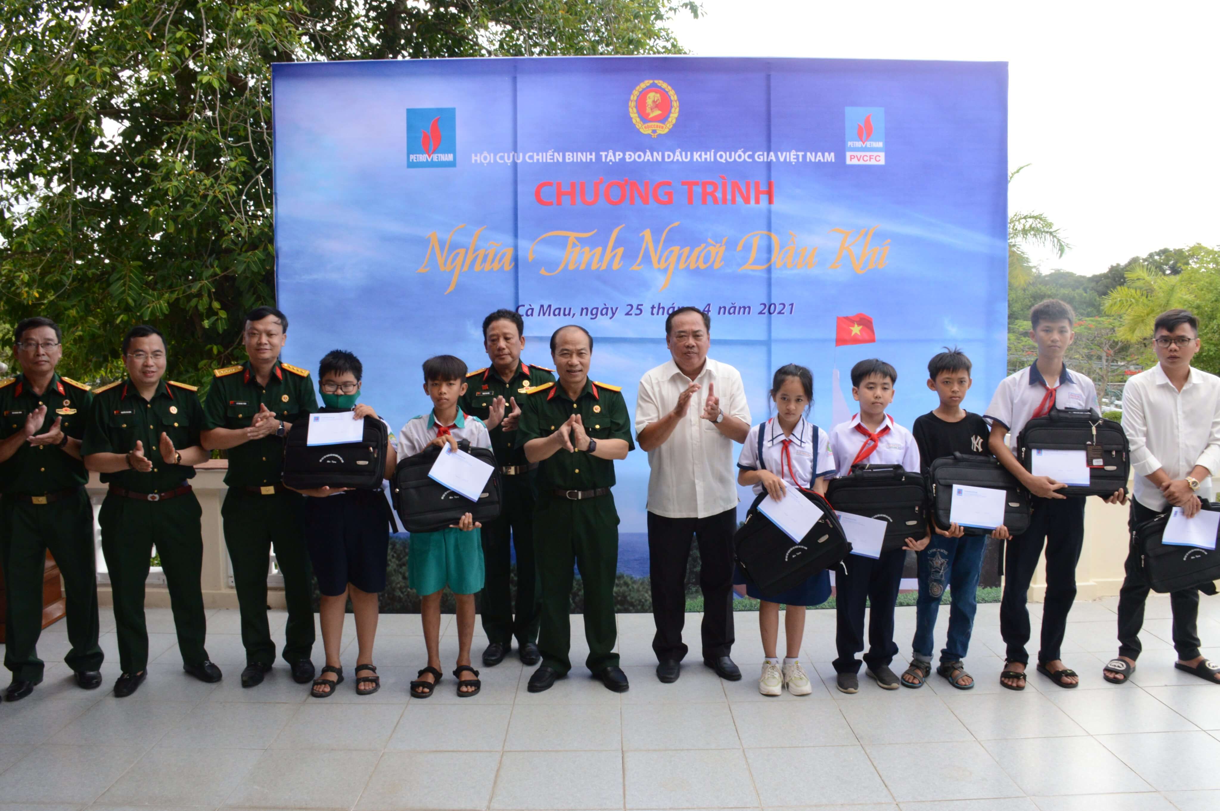 Thêm 3 Căn Nhà Và 60 Quà Tặng Nghĩa Tình Đến Với Cựu Chiến Binh
