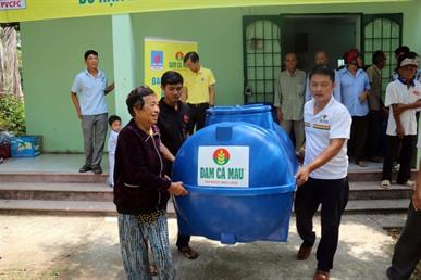 PVCFC tiếp tục hỗ trợ người dân vùng xâm mặn