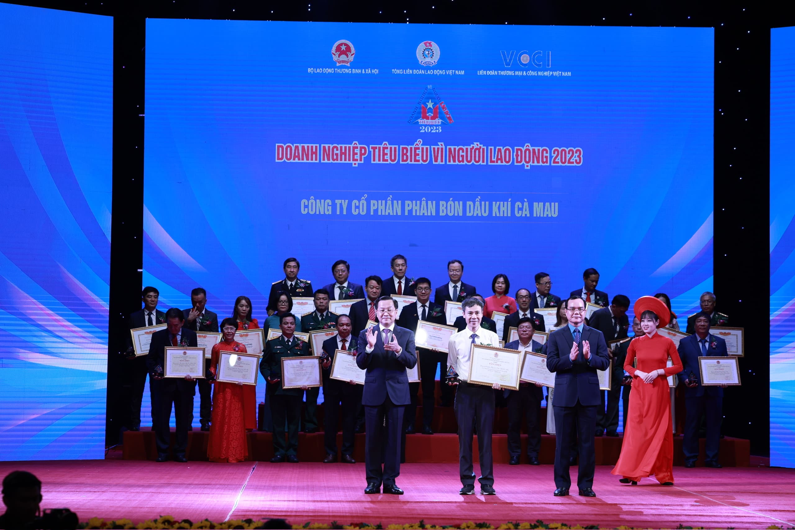 Phân Bón Cà Mau Nhận Vinh Danh "Doanh Nghiệp Tiêu Biểu Vì Người Lao Động" Năm 2023