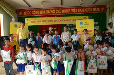 Đạm Cà Mau tặng quà bà con vùng lũ